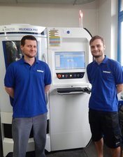 Lubomir Babek und Christian Wallner vor der neuen Messmaschine Walter CNC Helicheck PRO