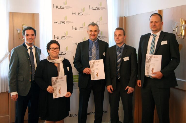 KUS-Vorstand Johannes Hofner an Silvia Bichler (MAWA), Max und Florian Prem (WEMA) und Thomas Nadler (Nadler Straßentechnik; v.l.n.r.)